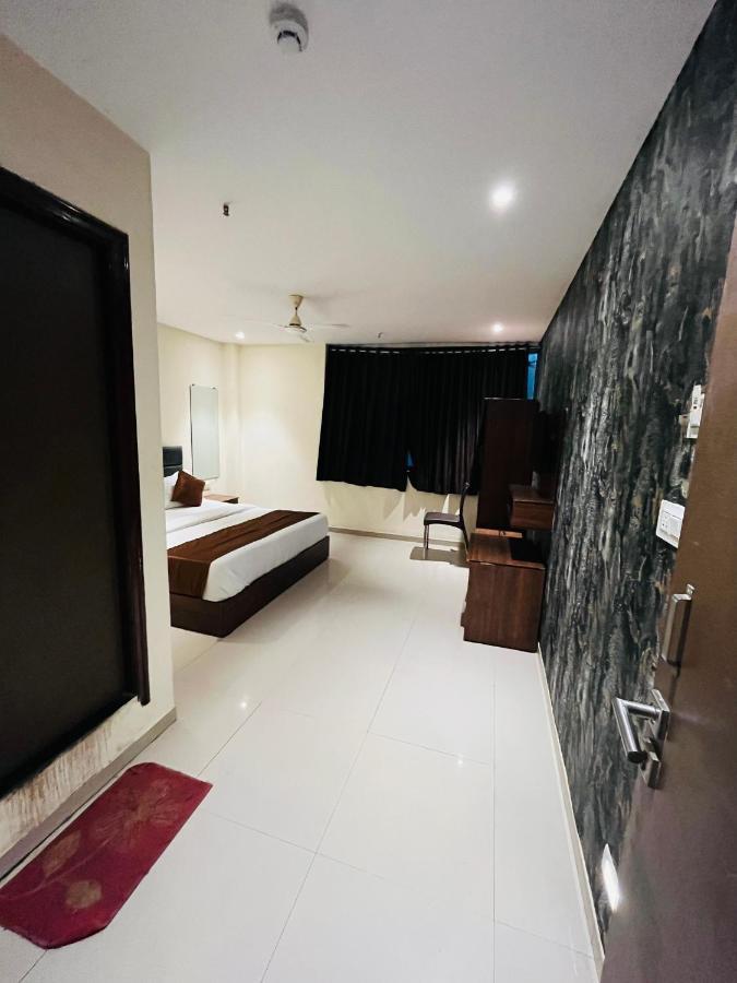 Hotel Nova Vesu Surat Luaran gambar